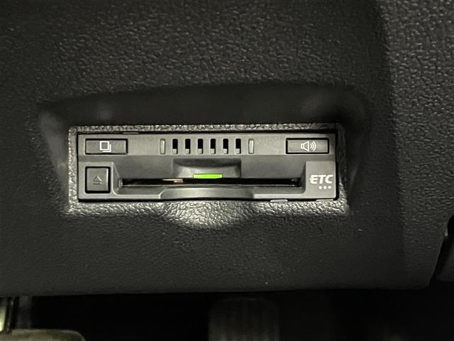 【ETC】有料道路を利用する際に料金所で停止することなく通過できる、ETC車載器（ノンストップ自動料金収受システム機器）が装備されています。セットアップを行うことで利用可能になります。