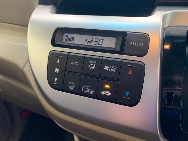 オートエアコンが装備されておりますので車内を快適な温度に保つことが出来ます！！