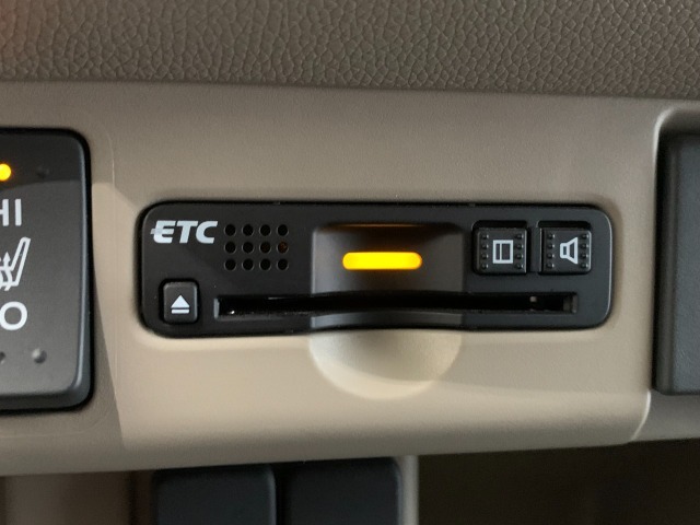 ETC車載器付ですので高速道路の料金所もノンストップです！道路料金の割引はETC付きのお車でしか受けれない特権です！！