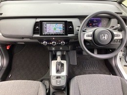 車内は光触媒抗菌消臭施工済です。インパネ周りはスタイリッシュなデザインで機能や装備も充実しています。グローブボックスやカップホルダーのほかにトレーなどたくさんの収納スペースが付いています。