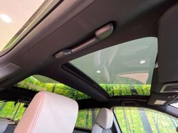 【ガラスルーフ】ガラスルーフ搭載で車内の解放感が一気にアップ！開放的なドライブをお楽しみいただけます。