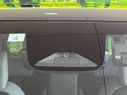 【ホンダセンシング】走行中に前方の車両等を認識し、衝突しそうな時は警報とブレーキで衝突回避と被害軽減をアシスト。より安全にドライブをお楽しみいただけます。