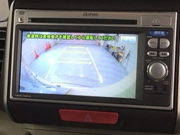 リバースギアに入れるだけで後方の表示へ切り替わります。夜間や雨の日の駐車も楽になりますよ。