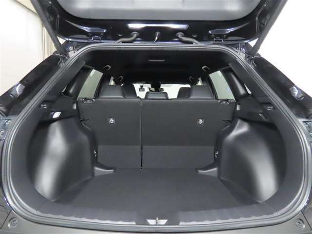 便利な6：4分割可倒式シートです。収納と乗車人数のバランスに優れています♪荷物の大きさに応じたラゲージスペースをフレキシブルに作り出せるので、シーンに応じた使い方ができます♪