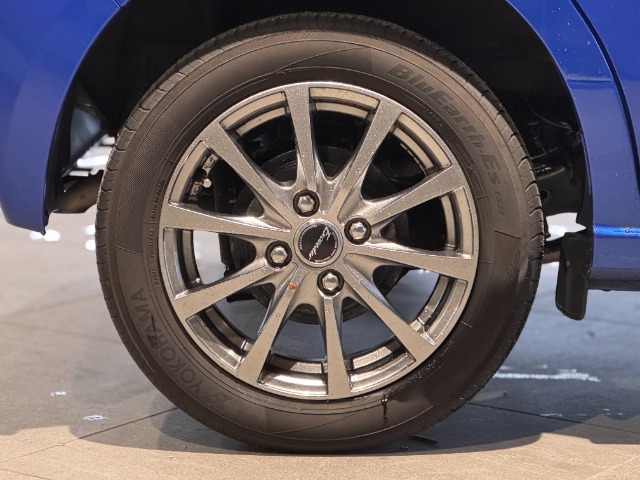 こちらのお車には【社外15インチアルミホイール】を装着しております◎