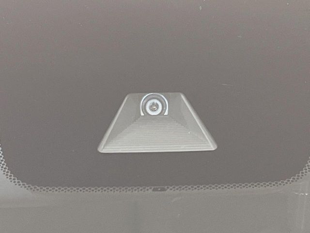 【ホンダセンシング】走行中に前方の車両等を認識し、衝突しそうな時は警報とブレーキで衝突回避と被害軽減をアシスト。より安全にドライブをお楽しみいただけます。