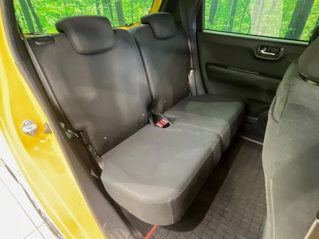 後部座席も気になるようなキズ・汚れやへたり等、大きなダメージはなく、良好な状態です。