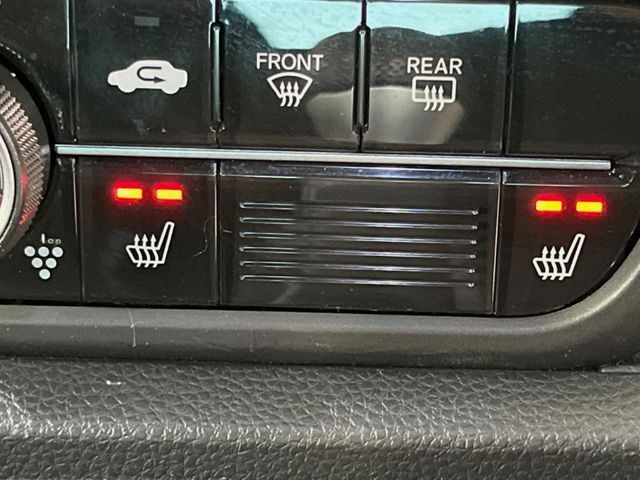 【シートヒーター】寒い日に重宝するシートヒーター！エアコンより早く温まってくれるので寒がりの人も安心ですね♪エアコンの温風は乾燥するから苦手、という方にもをおすすめです。