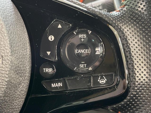 【アダプティブクルーズコントロール】高速道路での長距離走行が楽に！！自動で速度を保つクルーズコントロールが、衝突軽減システムと連携し、前方の車両を感知して車間を保つように速度調節してくれます！！