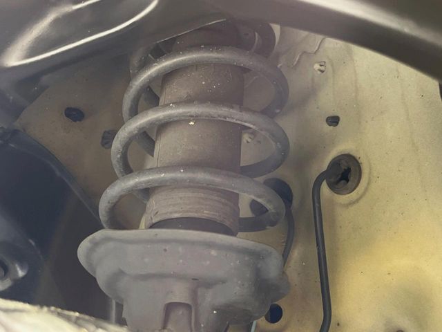 お車を安心してお乗りいただく為には、足回りの定期点検が欠かせません。サービスサポート（有償保証）では無料点検もご提供しており、安心のカーライフをお過ごしいただけるサポート体制が整っています。