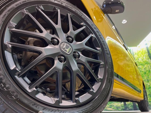 【純正アルミホイール】外観にマッチした純正アルミホイールを装着しております。各種社外アルミホイールや、スタッドレスタイヤも取扱いしております。是非ご相談ください♪