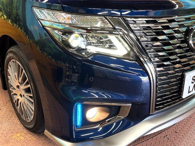 【LEDヘッドライト】悪天候や夜間走行時も良好な視界を確保し安心して運転できる高輝度LEDヘッドライトを装備！点灯速度が早く、消費電力も抑えられています。