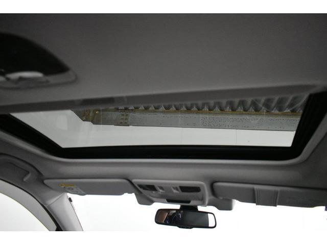 サンルーフ付き(遠出のドライブに、開放感タップリ！車内も明るくなり、嫌な臭いもすぐに消臭できます)