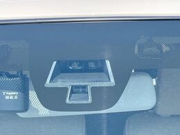 【スズキ　セーフティサポート】走行中に前方の車両等を認識し、衝突しそうな時は警報とブレーキで衝突回避と被害軽減をアシスト。より安全にドライブをお楽しみいただけます。