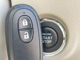 【キーレススタートシステム】カバンやポケットに入れたままでもドアの施錠・解錠が可能なスマートキーを装備。エンジンのオン・オフ時もカギを取り出す必要が無いからとっても便利です♪