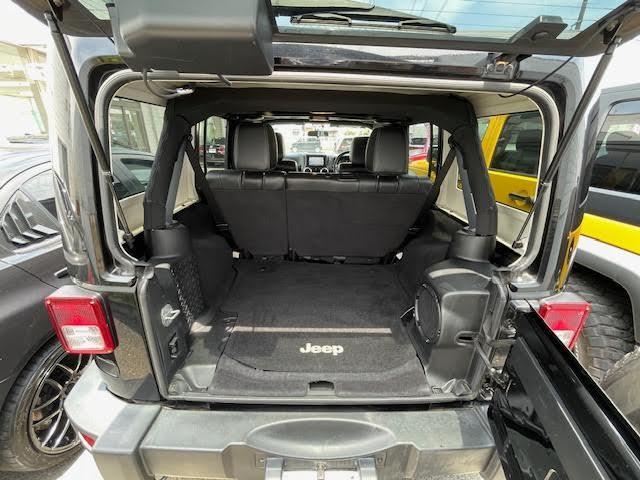 【トランク】積み込みやすくて、たっぷり積める荷室です。シートアレンジできるものは、乗車人数と荷物の量や大きさによってシートを動かすことができるので、より快適なドライブが可能です！