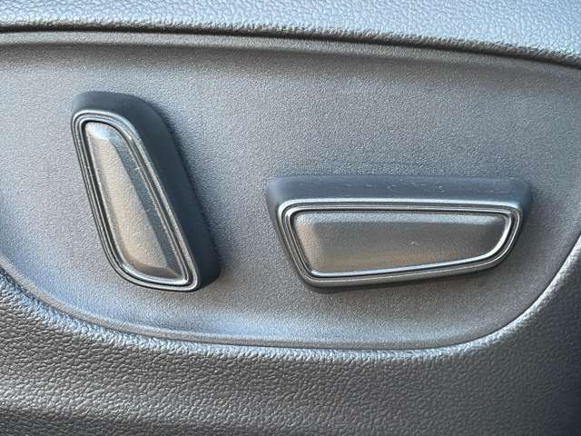 【運転席】座り心地が良いシートなので長時間の運転でも快適にお過ごしいただけます。新品のフロアマットのご注文も可能です。掲載箇所以外にご希望の写真がございましたらお気軽にお問い合わせ下さい。