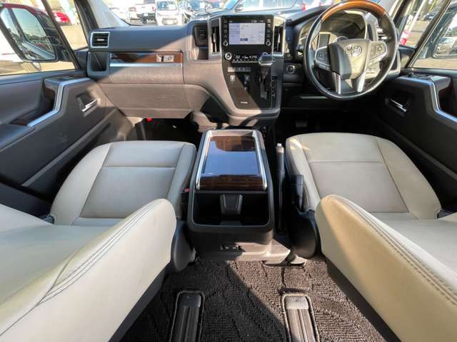 【インパネ全体】全方位で視界が広く、高い目線で運転もしやすいです！