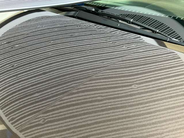 ボンネット全体です。凹み自体は浅いです！