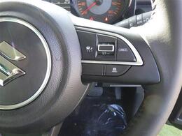 【ハンドル】軽い力で扱いやすいハンドルです。目立つ傷やスレなどなく綺麗な状態です！除菌プランいれていただくとさらに快適に！清潔なお車はお子様にも安心ですね！