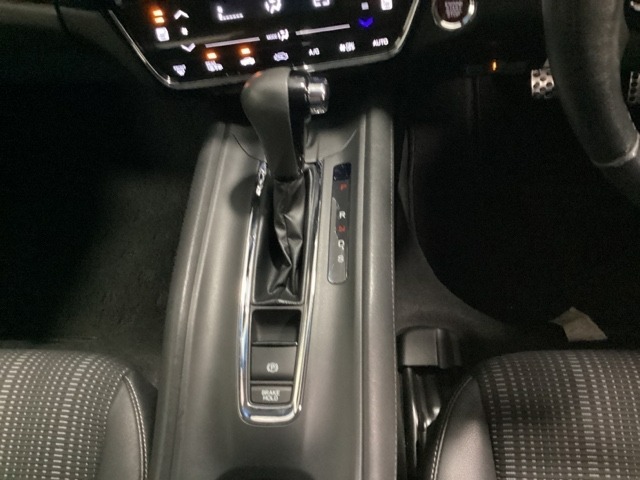 CVT車のセレクトレバーです。低速から高速まで、変速ショックのないスムーズな走りと、エンジン効率のよい領域を維持して燃費にも貢献します。サイドブレーキはスイッチ操作の電子制御パーキングブレーキです。