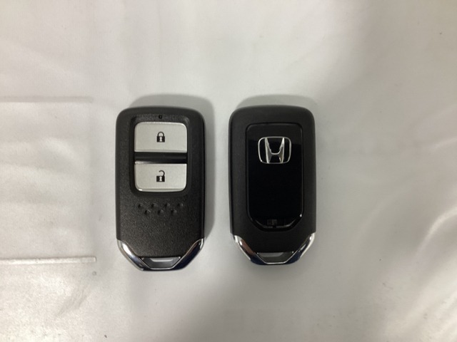 スマートキーを装備しています。鍵を差し込むことなくドアロックの開け閉めと、スタートボタン操作でのエンジンスタートができます。スペアキーも同じものを用意しております。