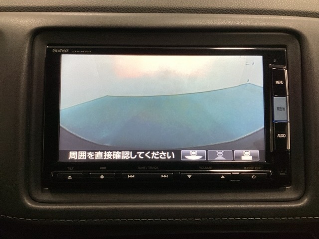 ギヤをR（バック）に入れるとナビの画面に後ろの映像が映るリアカメラ付です。後退時、コンディションが悪い視界でもカラーバックモニターがドライバーをサポートします。