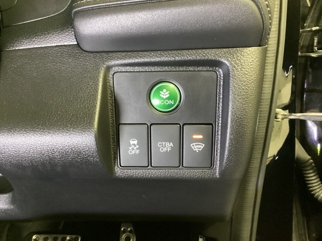 ハンドルの右側には安全装備の、CTBA（シティブレーキアシストシステム）とVSA（ABS＋TCS＋横滑り抑制）の解除スイッチがついています。燃費に役立つECONボタンもここです。