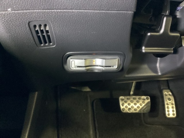 ハンドルの左下にETCがついています。高速道路の料金所の通過も楽々です！。　カードの取り出しもしやすい場所についています。