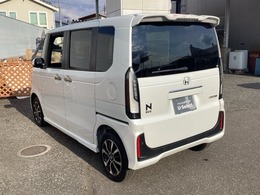 自社整備工場で点検整備をおこなってからお渡ししています。車検が残っている場合は『12ヶ月点検整備』を、車検整備付きの場合は『車検整備』をおこないます。整備費用は車両本体価格に含まれています。