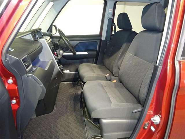 フロントシートです。シートは車両から取り外して徹底洗浄！安心してお座りいただけます！