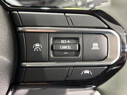 【アダプティブクルーズコントロール】高速道路での長距離走行が楽に！！自動で速度を保つクルーズコントロールが、衝突軽減システムと連携し、前方の車両を感知して車間を保つように速度調節してくれます！！