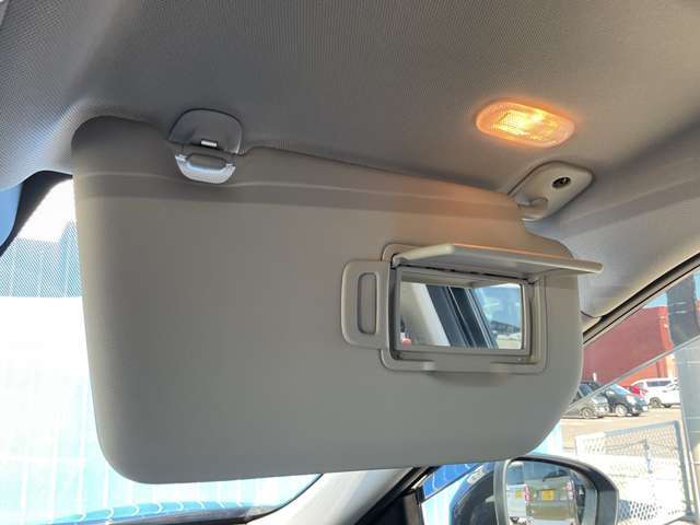 サンバイザーにはバニティミラー（照明付き）が付いていて便利です♪