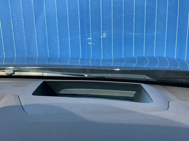 【ヘッドアップディスプレイ】車速、走行支援システム、ナビゲーションのルートガイドなど、様々な機能の作動状態をフロントガラスに投影します。