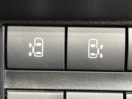 【ハンズフリー機能付き両側パワースライドドア】スライドドアの下に足先を入れてすぐ引くと、自動的にスライドドアが開閉します！荷物で両手がふさがった状態でも、ドアの開閉ができてとっても便利！