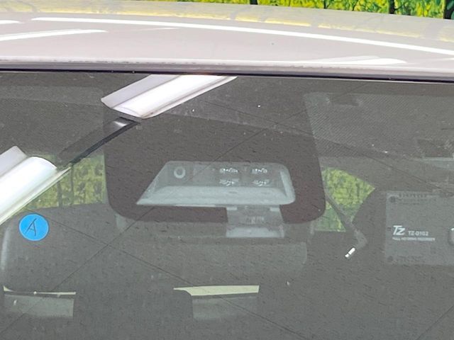 【トヨタセーフティセンス】走行中に前方の車両等を認識し、衝突しそうな時は警報とブレーキで衝突回避と被害軽減をアシスト。より安全にドライブをお楽しみいただけます。