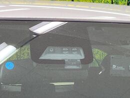 【トヨタセーフティセンス】走行中に前方の車両等を認識し、衝突しそうな時は警報とブレーキで衝突回避と被害軽減をアシスト。より安全にドライブをお楽しみいただけます。