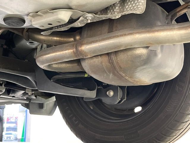 お車を安心してお乗りいただく為には、足回りの定期点検が欠かせません。サービスサポート（有償保証）では無料点検もご提供しており、安心のカーライフをお過ごしいただけるサポート体制が整っています。