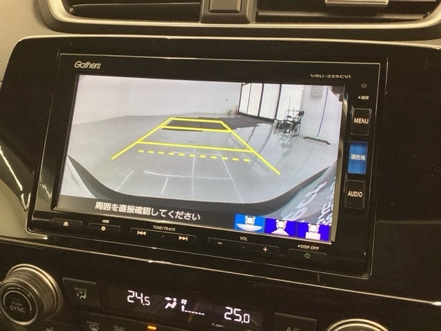 リバースギアに入れるだけで後方の表示へ切り替わります。夜間や雨の日の駐車も楽になりますよ。