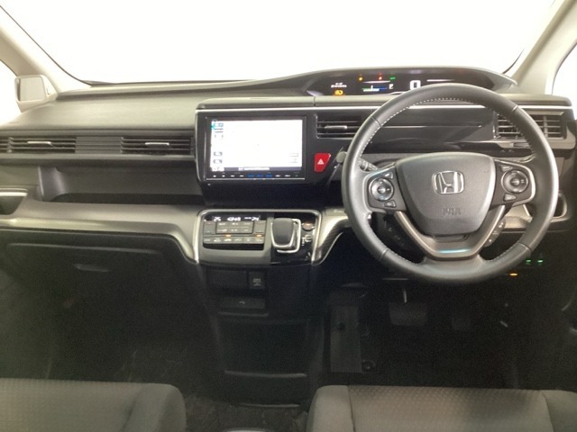 車内は光触媒抗菌消臭施工済です。スタイリッシュなデザインでスポーティなインパネ周りを演出します。グローブボックスやカップホルダーのほかにトレーなどたくさんの収納スペースが付いています。