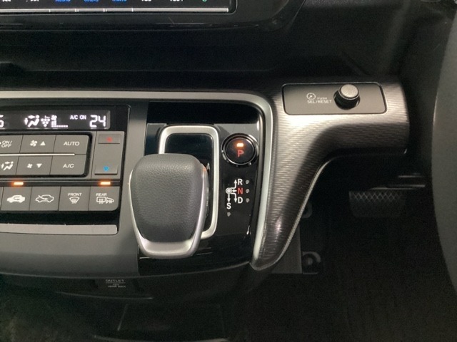 CVT車のセレクトレバーです。低速から高速まで、変速ショックのないスムーズな走りを実現するとともに、エンジン効率のよい領域を維持することで燃費にも貢献します。
