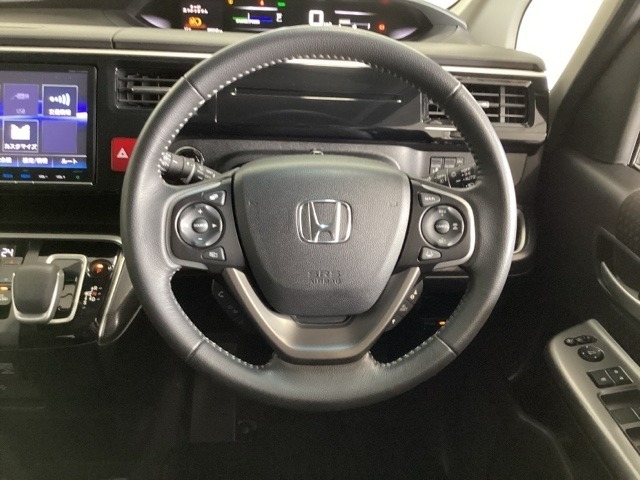 ハンドルにHondaセンシング系のクルーズコントロールやレーンキープアシストなどのスイッチと、オーディオの操作スイッチが装備されています。ハンドルから手を離さず安全に操作できます。