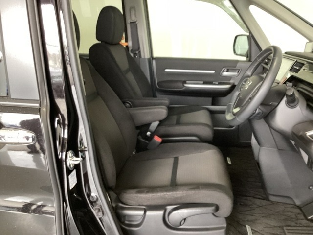 女性でも運転がしやすいように、シートの高さ調整機能（シートリフター）がついています。広い足元にゆったり座れるシートには肘掛も装備しており長距離の運転でも疲れにくいシートです。