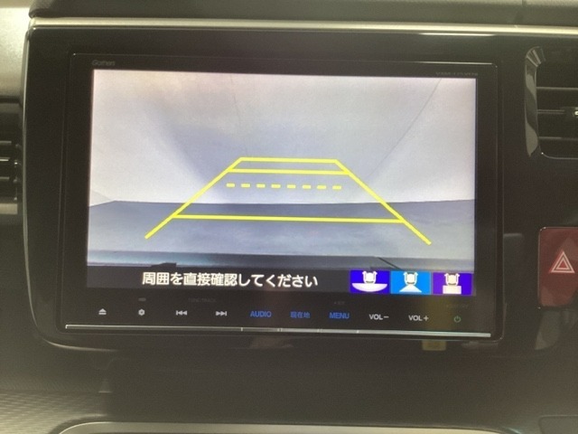 バックでの車庫入れも安心です！　リアカメラが付いているバックモニター付のナビを装備しております。操作線もついており距離感も画面から確認できます。