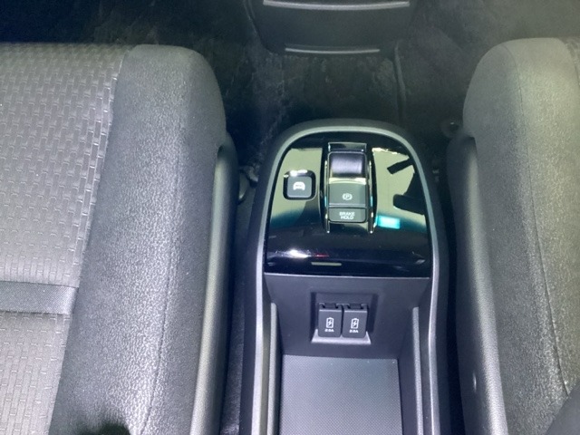 センターコンソール内の収納部分には、充電可能なUSB端子が2個ついています。移動中に充電もできるので便利です。