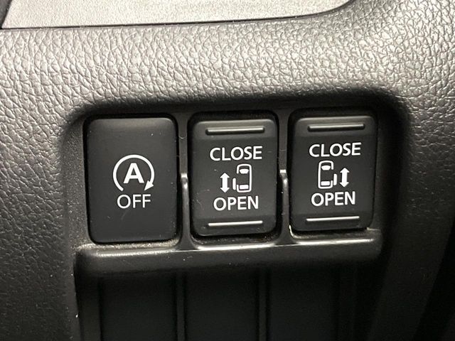 【両側パワースライドドア】スマートキーや運転席のスイッチで後席両側スライドドアの開閉が可能♪電動だから力を入れてドアを開ける必要が無く、小さなお子様でも簡単に開け閉めでき快適です♪