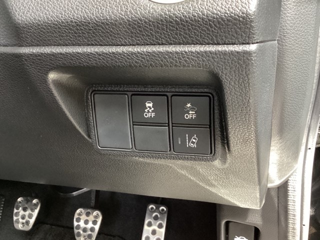 ハンドル右側に、Hondaセンシング用のVSA（ABS＋TCS＋横滑り抑制）解除とレーンキープアシストシステムなどのメインスイッチを装備しています。
