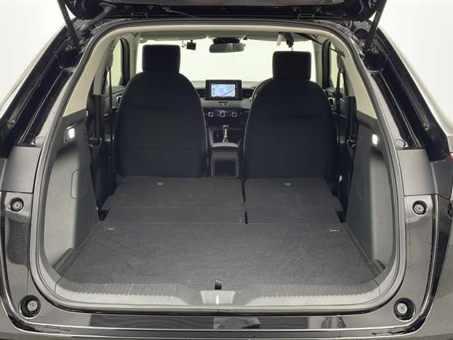 【トランク】積み込みやすくて、たっぷり積める荷室です。シートアレンジできるものは、乗車人数と荷物の量や大きさによってシートを動かすことができるので、より快適なドライブが可能です！