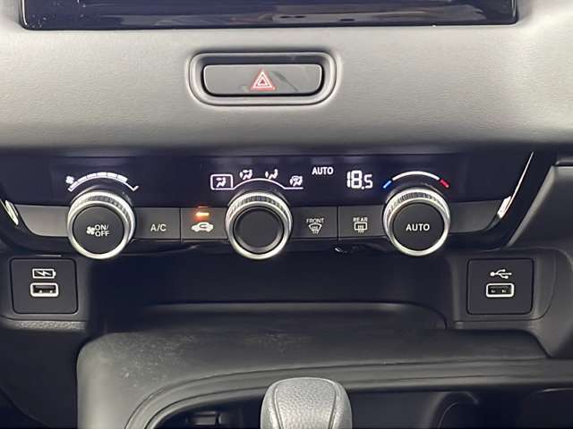 【左右独立温度コントロール式フルオートエアコン（DUAL/SYNC）】運転席側と助手席側でそれぞれ自由に温度設定ができ、快適な風量やモードなどを自動調整します！
