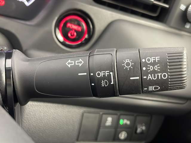 【オートライト（AUTO）】外の明るさをシステムが感知して、自動でヘッドライトが点灯します！ヘッドライトをつけ忘れを防ぐ便利機能です。